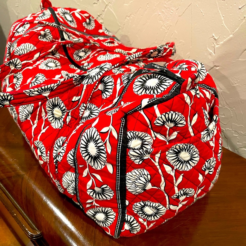 🌼 Vera Bradley 🌼 Red Deco Daisy Large Duffel Bag